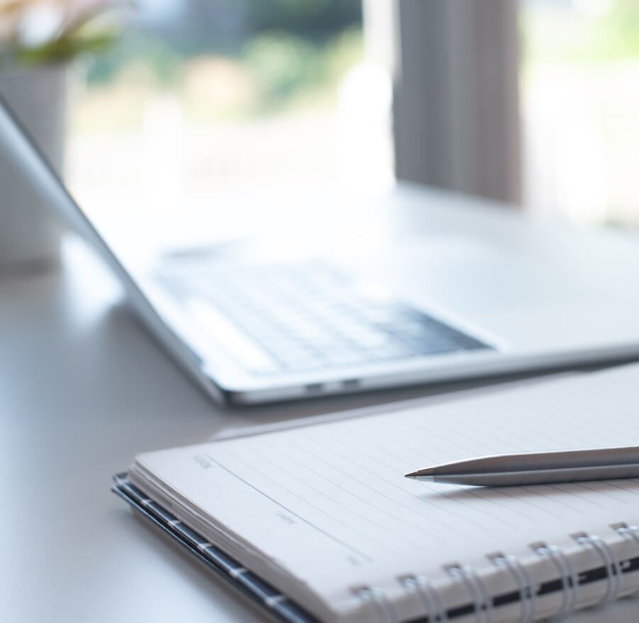 Notebook mit Zettel und Stift für Termine